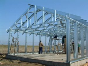 Практически по всей высоте проводят врезание досок опоры