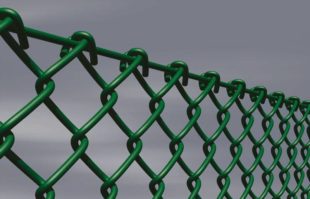 Как сделать забор из сетки рабицы